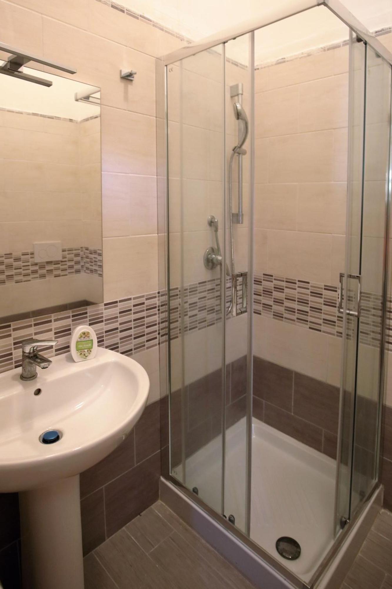 פיצו Hotel Della Piazza מראה חיצוני תמונה