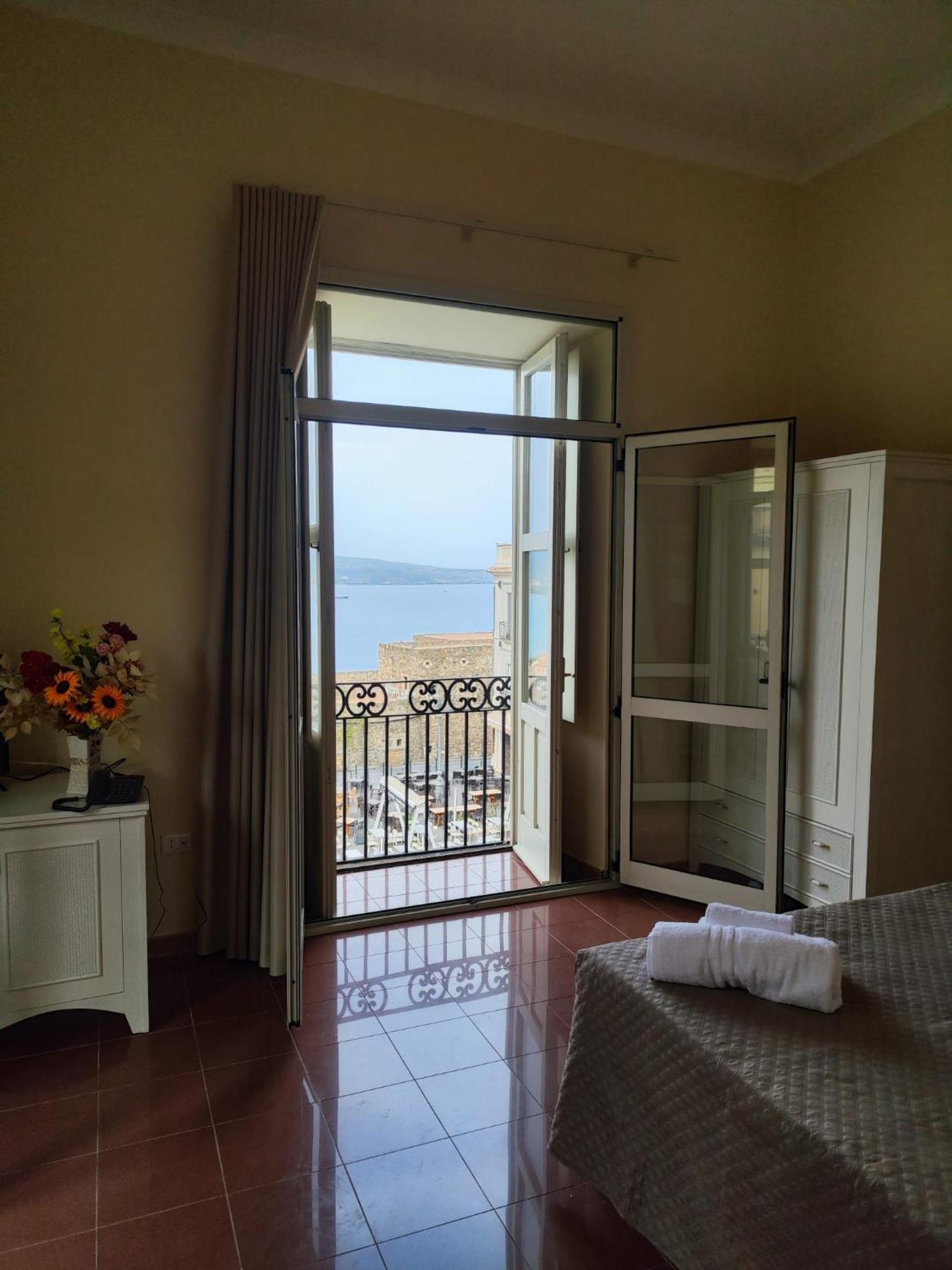 פיצו Hotel Della Piazza מראה חיצוני תמונה