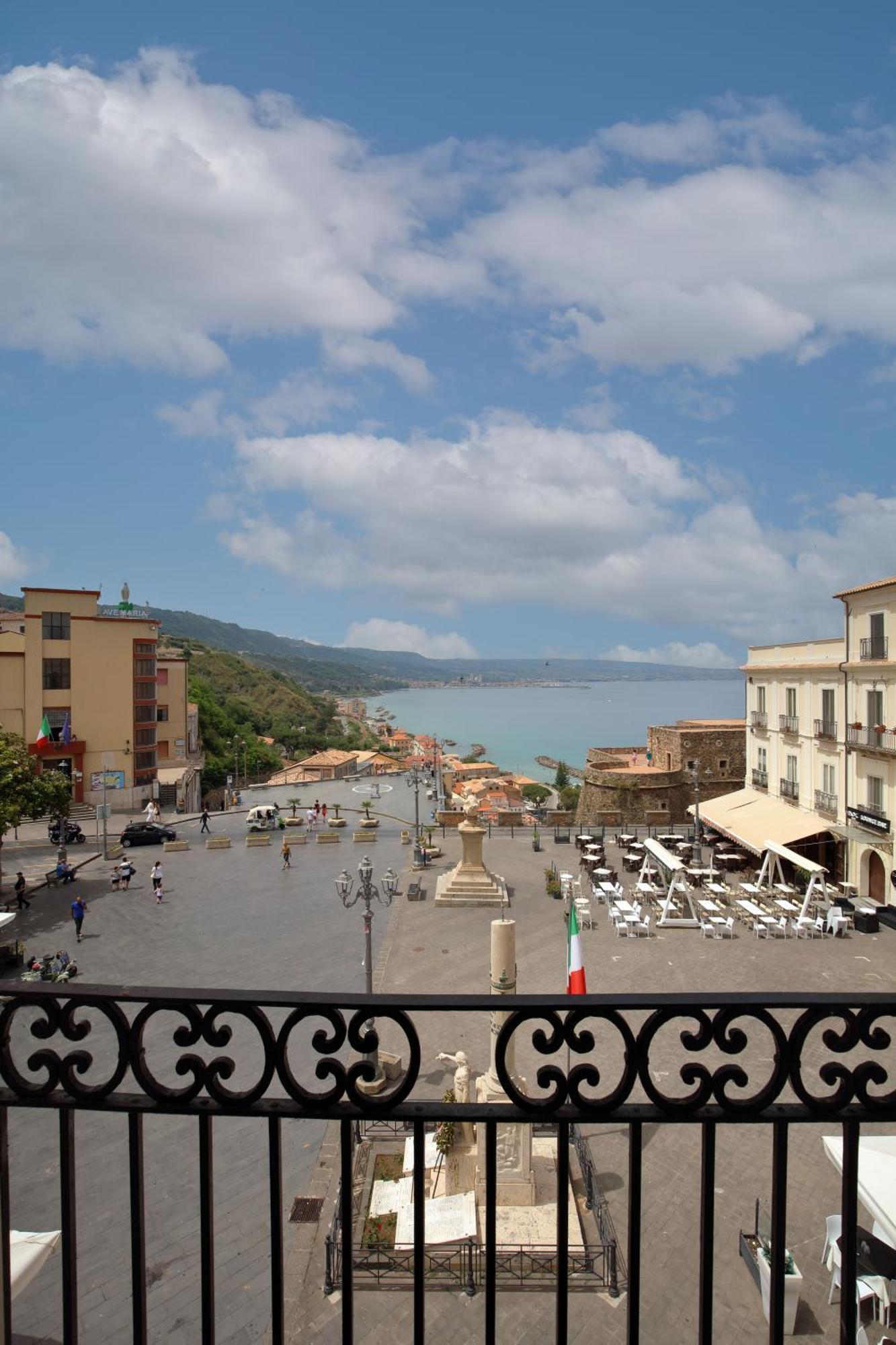 פיצו Hotel Della Piazza מראה חיצוני תמונה