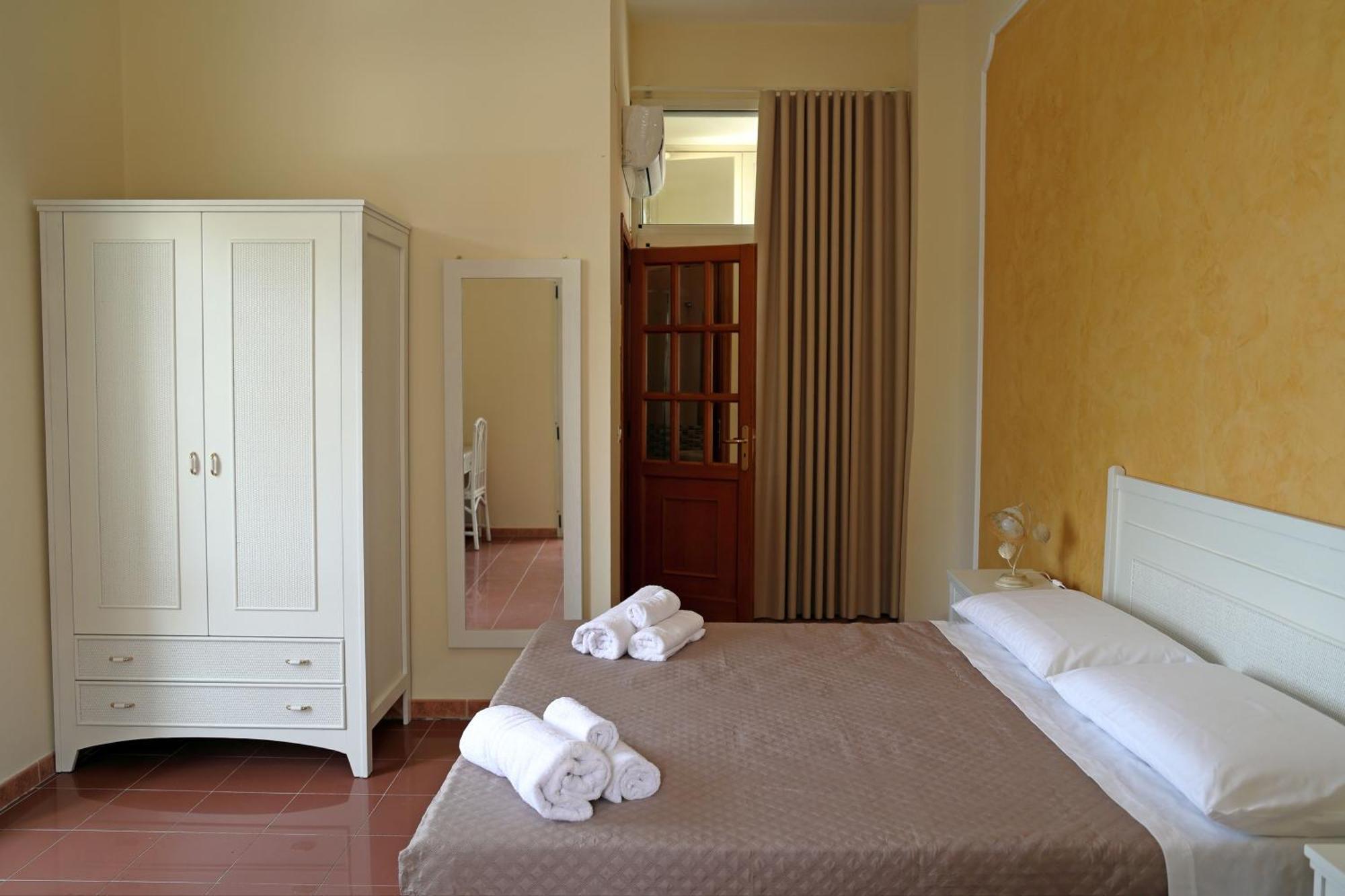 פיצו Hotel Della Piazza מראה חיצוני תמונה