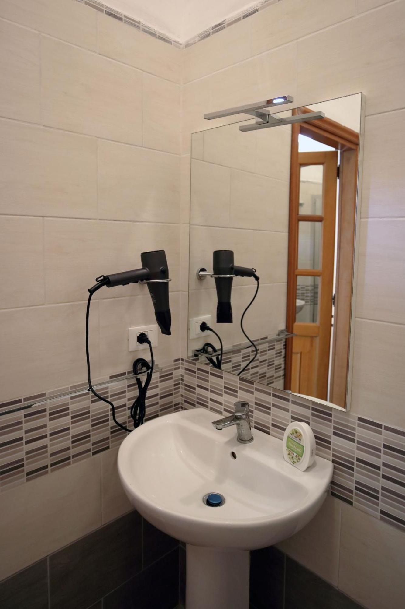 פיצו Hotel Della Piazza מראה חיצוני תמונה