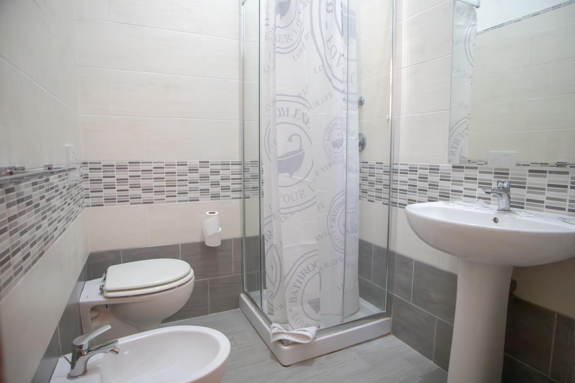 פיצו Hotel Della Piazza מראה חיצוני תמונה