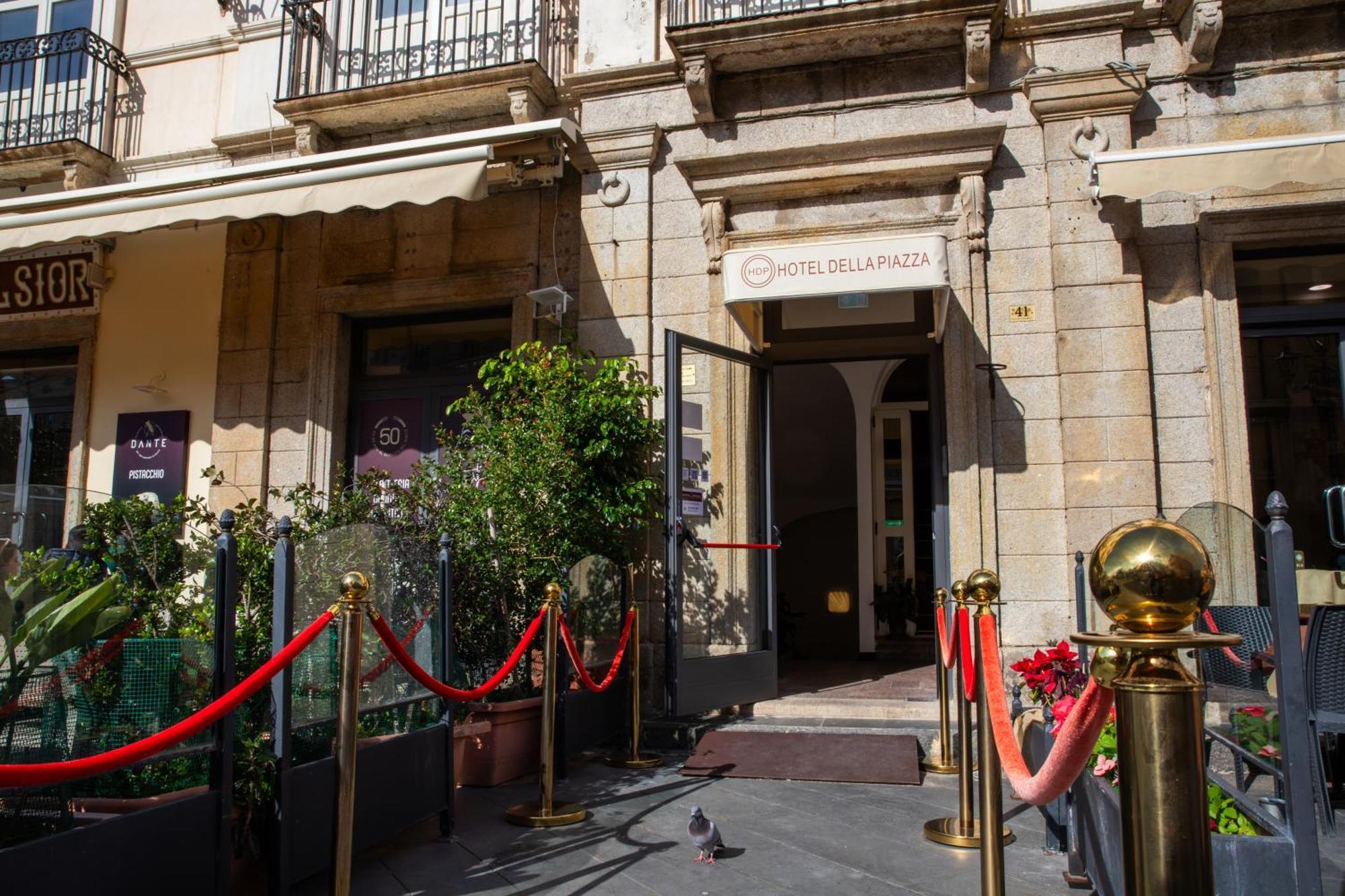 פיצו Hotel Della Piazza מראה חיצוני תמונה