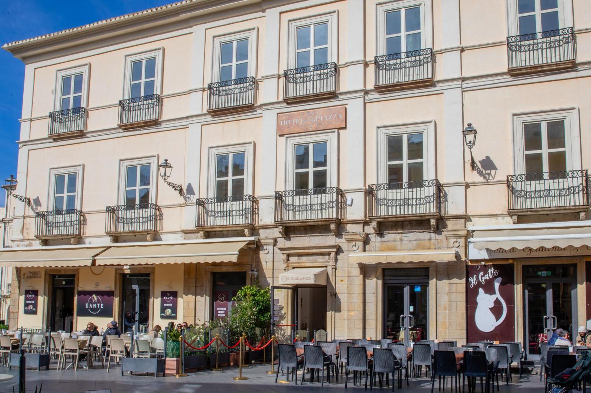 פיצו Hotel Della Piazza מראה חיצוני תמונה