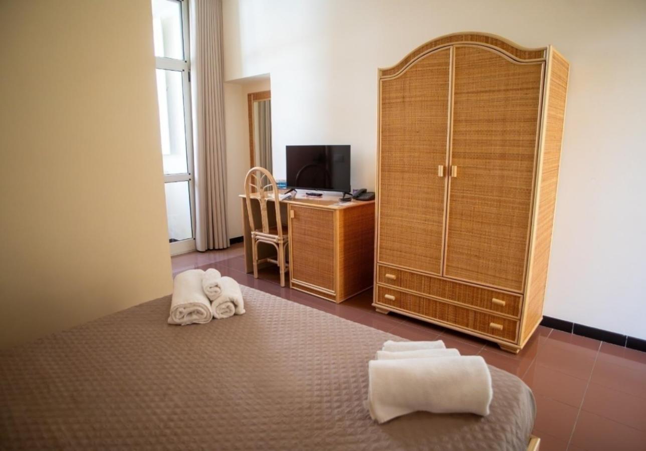 פיצו Hotel Della Piazza מראה חיצוני תמונה