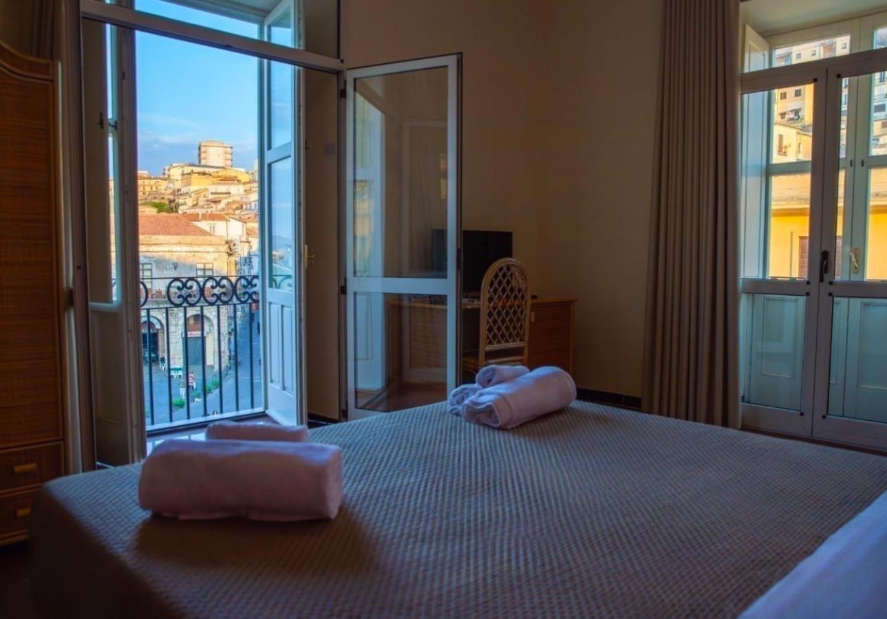 פיצו Hotel Della Piazza מראה חיצוני תמונה